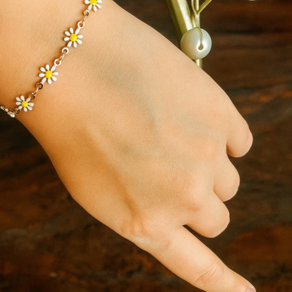 Bloomline Daisy – Gold Chain Bracelet - Image 3