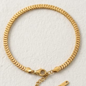 Discover our 18K gold plated twisted herringbone snake chain bracelet